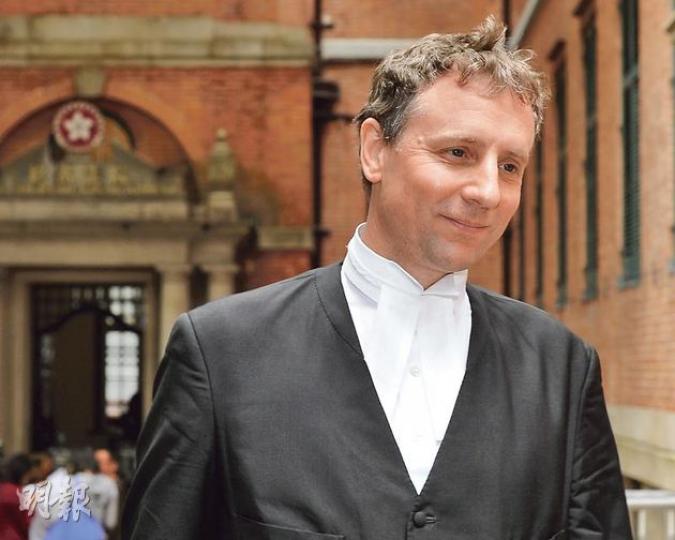 代表外傭的御用大律師Michael Fordham。(葉家豪攝)御用大律師彭力克代表律政司提出兩條釋法問題。(何偉畧攝) 代表外傭的御用大律師Michael Fordham。(葉家豪攝)御用大律師彭力克代表律政司提出兩條釋法問題。(何偉畧攝)