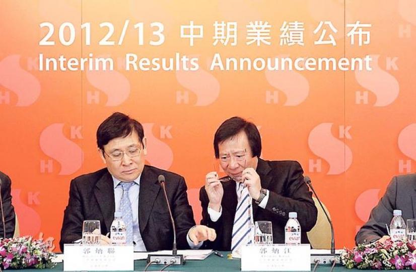 新地主席兼董事總經理郭炳江(右)及任同一職務的郭炳聯(左)均認為,若政府有長遠增加供應土地的計劃,對社會屬好事。(李澤彤攝) 新地主席兼董事總經理郭炳江(右)及任同一職務的郭炳聯(左)均認為,若政府有長遠增加供應土地的計劃,對社會屬好事。(李澤彤攝)
