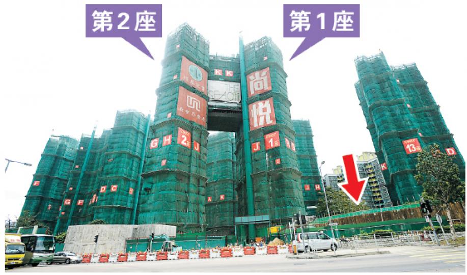 尚悅第1、2座外形猶如凱旋門,被視為是屋苑的樓王;當中第1座是樓盤開售4個多月來,首度應市。紅箭嘴顯示為化糞池大約位置。(葉思雅攝)尚悅第1座低層G、H室前望大旗嶺村的平房;尚悅樓書顯示,村內其中一幢建築物附有一個突出化糞池,但記者前往現場,未有發現化糞池,料隱蔽村內。村民則指,村內每個平房底下均設有化糞池。(葉思雅攝)村民意見.村民﹕不清楚大旗嶺村現時還有多少村民在這裏居住,亦未聽聞村內有公用化糞池。(葉思雅攝)村民意見.村民﹕未聽聞大旗嶺村有公用化糞池,但村內每間平房都設有自己本身的化糞池。 尚悅第1、2座外形猶如凱旋門,被視為是屋苑的樓王;當中第1座是樓盤開售4個多月來,首度應市。紅箭嘴顯示為化糞池大約位置。(葉思雅攝)尚悅第1座低層G、H室前望大旗嶺村的平房;尚悅樓書顯示,村內其中一幢建築物附有一個突出化糞池,但記者前往現場,未有發現化糞池,料隱蔽村內。村民則指,村內每個平房底下均設有化糞池。(葉思雅攝)村民意見.村民﹕不清楚大旗嶺村現時還有多少村民在這裏居住,亦未聽聞村內有公用化糞池。(葉思雅攝)村民意見.村民﹕未聽聞大旗嶺村有公用化糞池,但村內每間平房都設有自己本身的化糞池。