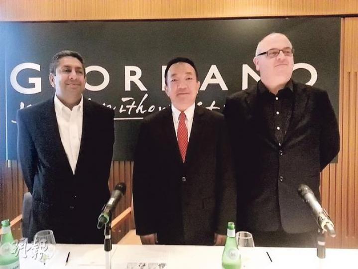 佐丹奴生意倒退,但仍大手派息40仙,派息比率創新高。主席兼行政總裁劉國權(中)表示,因公司錄得較多現金盈餘,決定向股東增加派息,相信手頭資金仍可支援公司未來18個月營運。(陳悅攝)朱小姐(左)表示,佐丹奴的款式太正經,適合較年長人士穿著,自己比較喜歡去Uniqlo購物。其友人王小姐(右)則認為佐丹奴產品比較貴。(陳悅攝) 佐丹奴生意倒退,但仍大手派息40仙,派息比率創新高。主席兼行政總裁劉國權(中)表示,因公司錄得較多現金盈餘,決定向股東增加派息,相信手頭資金仍可支援公司未來18個月營運。(陳悅攝)朱小姐(左)表示,佐丹奴的款式太正經,適合較年長人士穿著,自己比較喜歡去Uniqlo購物。其友人王小姐(右)則認為佐丹奴產品比較貴。(陳悅攝)