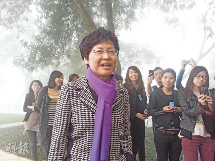 政務司長林鄭月娥(前)昨日在山頂白加道官邸宴請傳媒,表示希望「佔領中環」的抗爭行動最好不要發生,着外界給予政府時間及空間處理政改,但拒絕交代政改的諮詢時間表。(林凱旻攝) 政務司長林鄭月娥(前)昨日在山頂白加道官邸宴請傳媒,表示希望「佔領中環」的抗爭行動最好不要發生,着外界給予政府時間及空間處理政改,但拒絕交代政改的諮詢時間表。(林凱旻攝)