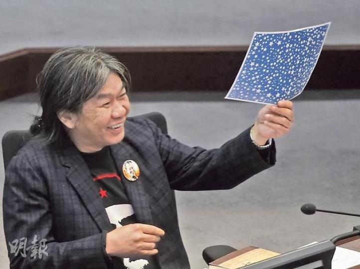 長毛高舉張滿天繁星嘅相,笑笑口話有街坊叫佢向財爺「X那星,還給他」。(李紹昌攝) 長毛高舉張滿天繁星嘅相,笑笑口話有街坊叫佢向財爺「X那星,還給他」。(李紹昌攝)