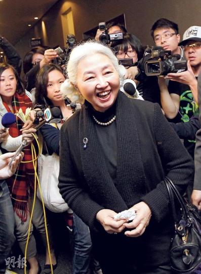 梁愛詩(前)昨出席「清華大學鄭家純法學發展基金」簽約儀式時回應外傭居港權,指法庭有權決定是否提請人大釋法,又稱今次案件並不涉及雙非童利益。(李澤彤攝) 梁愛詩(前)昨出席「清華大學鄭家純法學發展基金」簽約儀式時回應外傭居港權,指法庭有權決定是否提請人大釋法,又稱今次案件並不涉及雙非童利益。(李澤彤攝)