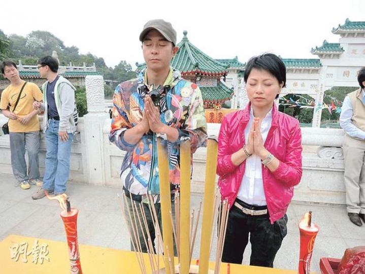 劉玉翠(右)與周俊偉為詹伯雄祈福及還神。(微博圖片) 劉玉翠(右)與周俊偉為詹伯雄祈福及還神。(微博圖片)