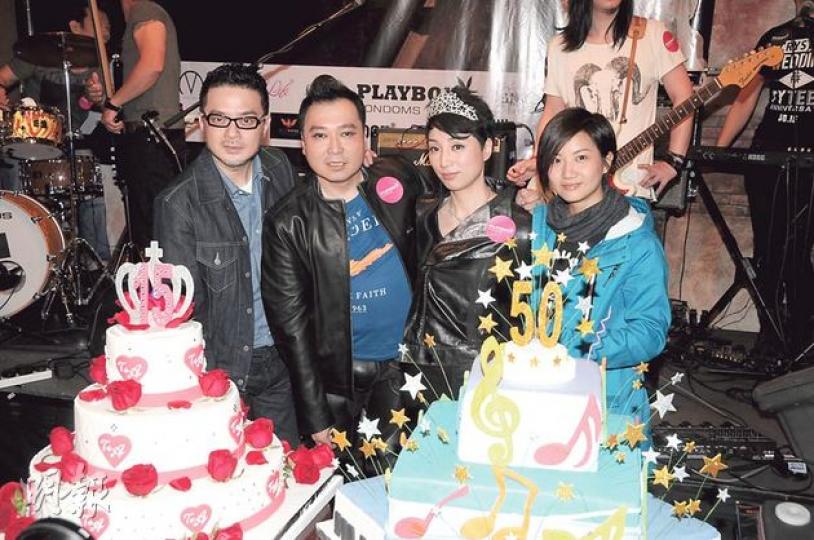黃耀明與盧凱彤到賀劉以達與太太(右二)的結婚15周年派對及音樂會,並送上祝福。(攝影:孫華中)劉以達與太太冼美珍情深一吻。(攝影:孫華中) 黃耀明與盧凱彤到賀劉以達與太太(右二)的結婚15周年派對及音樂會,並送上祝福。(攝影:孫華中)劉以達與太太冼美珍情深一吻。(攝影:孫華中)