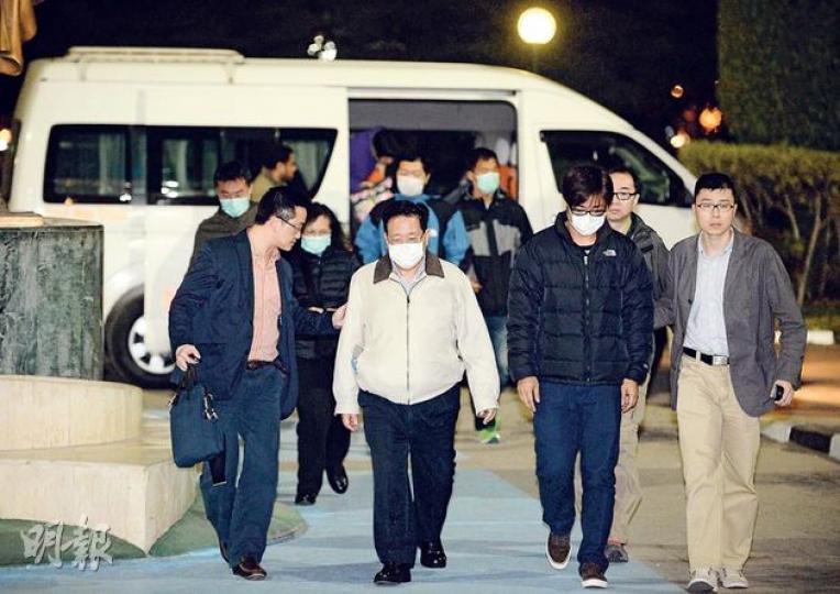 在慘劇中失去至親的何、潘、蕭3個家庭,派出6名較堅強的代表(戴口罩者),在香港入境處和中國駐埃及大使館人員陪同下通宵到開羅4間醫院認屍,各人情緒低落,有人更雙目通紅,但仍撐下去完成認屍。(盧翊銘攝)消息稱警方派出3人到埃及,除協助家屬認屍外,亦會默默蒐集當地相關人士聯絡方法及拍照,以便日後向死因庭提交報告。圖為警方災難受害者遺體辨認小組總督察張惠民(後座左)與家屬到醫院認屍。(盧翊銘攝) 在慘劇中失去至親的何、潘、蕭3個家庭,派出6名較堅強的代表(戴口罩者),在香港入境處和中國駐埃及大使館人員陪同下通宵到開羅4間醫院認屍,各人情緒低落,有人更雙目通紅,但仍撐下去完成認屍。(盧翊銘攝)消息稱警方派出3人到埃及,除協助家屬認屍外,亦會默默蒐集當地相關人士聯絡方法及拍照,以便日後向死因庭提交報告。圖為警方災難受害者遺體辨認小組總督察張惠民(後座左)與家屬到醫院認屍。(盧翊銘攝)