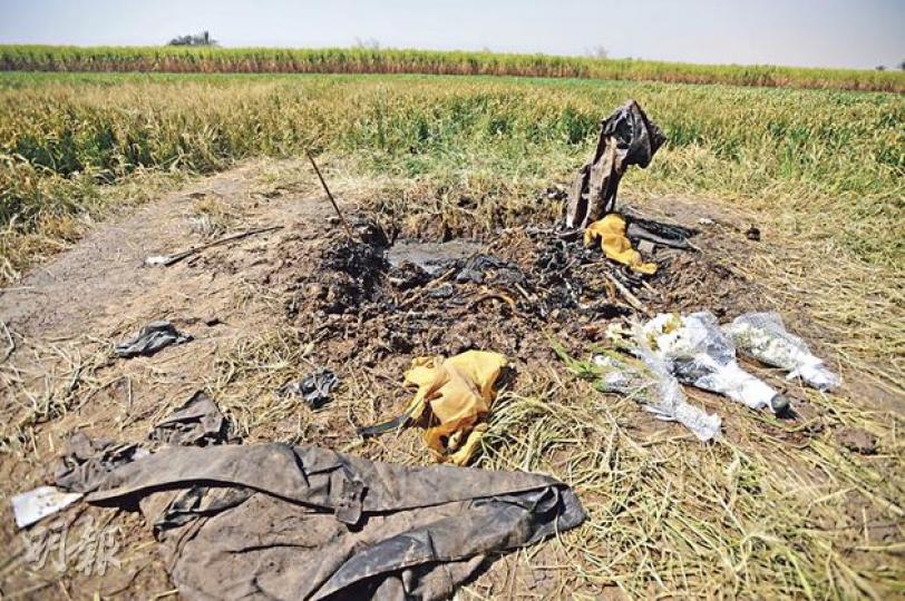 事隔4天,慘劇現場仍傳出濃烈燒焦味道,死者衣物鞋履、熱氣球殘骸如帆布等,連同悼念的鮮花,散落在沒有封鎖線的蔗田上,途人可隨意觸摸翻看,令人關注埃及政府對災場證物的保護有欠周全。(盧翊銘攝)多國使館人員昨到埃及樂蜀的熱氣球意外現場致祭。(盧翊銘攝) 事隔4天,慘劇現場仍傳出濃烈燒焦味道,死者衣物鞋履、熱氣球殘骸如帆布等,連同悼念的鮮花,散落在沒有封鎖線的蔗田上,途人可隨意觸摸翻看,令人關注埃及政府對災場證物的保護有欠周全。(盧翊銘攝)多國使館人員昨到埃及樂蜀的熱氣球意外現場致祭。(盧翊銘攝)