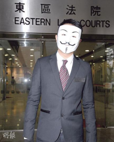 頭戴「V煞」面具的被告周江樺在庭外表示，他不接受傳媒訪問。（葉家豪攝）