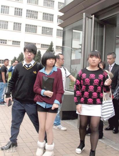 17歲學生黃浩翔(左一)因母親不滿他攜女友回家過夜揮刀圖斬母,但母仍為他求情,令他獲准保釋候判。離開法庭時被告見記者拍照,撇下母親與兩名女友人離開。(余卓善攝) 17歲學生黃浩翔(左一)因母親不滿他攜女友回家過夜揮刀圖斬母,但母仍為他求情,令他獲准保釋候判。離開法庭時被告見記者拍照,撇下母親與兩名女友人離開。(余卓善攝)