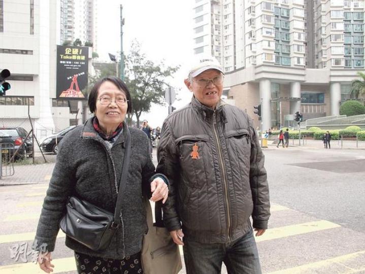 人民力量義工兼工程師周鍾揚因向袁彌明大叫「強姦你、殺死你」,被裁刑事恐嚇罪成立,還押候判。被告年逾80歲雙親(圖)說,兒子出錢出力為袁彌明拉票,她卻因小事爭執而告上法庭,「恩將仇報」。(余卓善攝) 人民力量義工兼工程師周鍾揚因向袁彌明大叫「強姦你、殺死你」,被裁刑事恐嚇罪成立,還押候判。被告年逾80歲雙親(圖)說,兒子出錢出力為袁彌明拉票,她卻因小事爭執而告上法庭,「恩將仇報」。(余卓善攝)