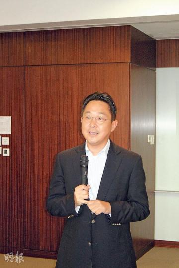 立法會秘書長陳維安(圖)話,早前整親左手,呢兩個月有唔少傳媒行家關心同問候佢,佢話多謝晒。(林景輝攝) 立法會秘書長陳維安(圖)話,早前整親左手,呢兩個月有唔少傳媒行家關心同問候佢,佢話多謝晒。(林景輝攝)