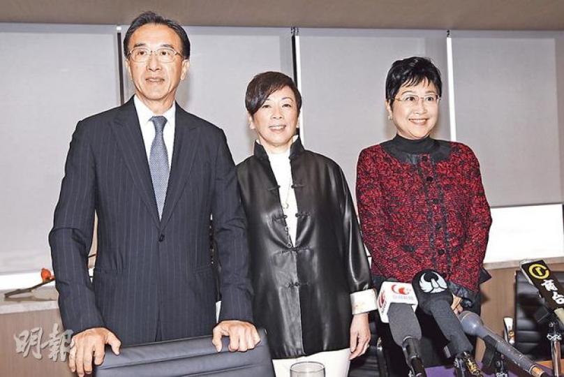 身兼全國政協委員的自由黨榮譽主席田北俊（左），建議由政府在深圳「買位」，為雙非學童在深圳提供「港式」教育，紓緩北區學額不足問題。旁為黨主席周梁淑怡（中），以及身兼港區人代的榮譽主席劉健儀（右）。（李紹昌攝）