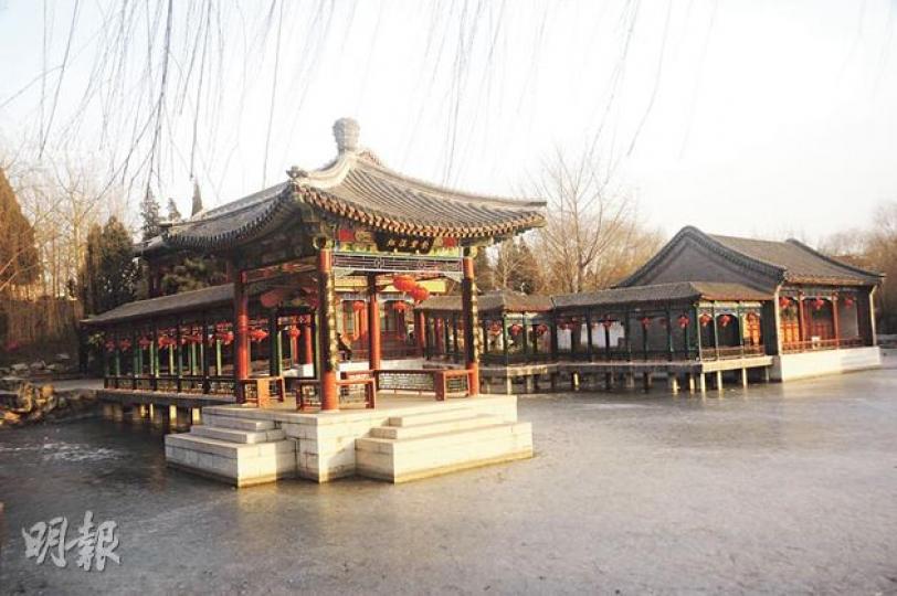 大觀園是《後宮甄嬛傳》劇中的圓明園，夕陽映照湖面特別美麗。（水京攝）作為甄嬛居所的碧桐書院（即大觀園的怡紅院）很有眼熟之感。（水京攝）劇中甄嬛與果郡王生母舒太妃相見之地，是牡丹園旁的一個小院子，現是戒台寺寺方辦公處。（水京攝）甄嬛曾在戒台殿內抹地時遇上皇后來祈福。（水京攝）劇中坐這寶座的是雍正帝，現在是《紅樓夢》賈元春的蠟像。（水京攝）戒台寺這口大鐘的鐘聲據說可傳至北京城內。（水京攝）戒台寺是全國重點文物保護單位，設「天下第一壇」。（水京攝）劇中皇后禮佛，以素淨的蘅蕪苑作其宮室相當配合。（水京攝