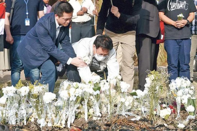 潘氏一家三口在熱氣球爆炸意外中慘死,死者潘流添的兄長(戴口罩者)在過去數天一直表現堅強,至昨日他在樂蜀慘劇現場拜祭時,終難忍傷痛跪下痛哭。(盧翊銘攝)埃及熱氣球爆炸意外中9名港人死者的家屬(戴口罩者)昨午終抵達樂蜀意外現場,在被燒焦的蔗田上獻上白菊花,悼念死去的家人。(盧翊銘攝)(明報製圖) 潘氏一家三口在熱氣球爆炸意外中慘死,死者潘流添的兄長(戴口罩者)在過去數天一直表現堅強,至昨日他在樂蜀慘劇現場拜祭時,終難忍傷痛跪下痛哭。(盧翊銘攝)埃及熱氣球爆炸意外中9名港人死者的家屬(戴口罩者)昨午終抵達樂蜀意外現場,在被燒焦的蔗田上獻上白菊花,悼念死去的家人。(盧翊銘攝)(明報製圖)