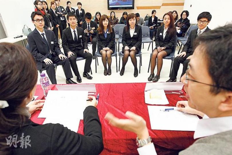 應徵者昨在各大院校以普通話面試,爭取320個在北京、大連、上海和成都為期6星期的實習機會。(李紹昌攝) 應徵者昨在各大院校以普通話面試,爭取320個在北京、大連、上海和成都為期6星期的實習機會。(李紹昌攝)