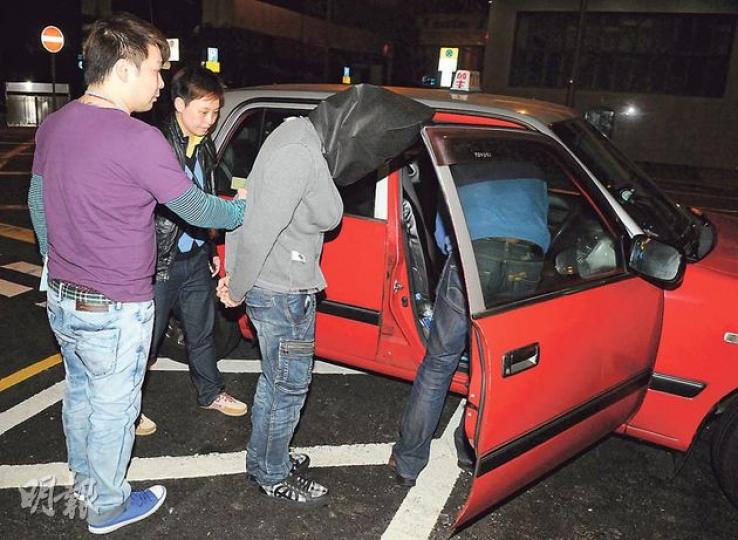 的士司機涉數日前趁女乘客酒醉把她強姦,至前晚再度前往女受害人所住的灣仔服務式住宅「君悅居」意圖不軌,受害人報警,警方趕至拘捕色魔及把他押返泊於附近之的士蒐證調查。(蔡方山攝)警方在強姦案女受害人所住的服務式住宅帶走內衣褲及牀單等證物調查。(蔡方山攝)的士司機兩度闖入灣仔服務式住宅「君悅居」,上址一女住客報稱被強姦,記者現場所見,君悅居地面大堂雖然有保安員,但大門入口玻璃門並無設密碼鎖或匙卡鎖,疑有保安漏洞。(林智傑攝) 的士司機涉數日前趁女乘客酒醉把她強姦,至前晚再度前往女受害人所住的灣仔服務式住宅「君悅居」意圖不軌,受害人報警,警方趕至拘捕色魔及把他押返泊於附近之的士蒐證調查。(蔡方山攝)警方在強姦案女受害人所住的服務式住宅帶走內衣褲及牀單等證物調查。(蔡方山攝)的士司機兩度闖入灣仔服務式住宅「君悅居」,上址一女住客報稱被強姦,記者現場所見,君悅居地面大堂雖然有保安員,但大門入口玻璃門並無設密碼鎖或匙卡鎖,疑有保安漏洞。(林智傑攝)