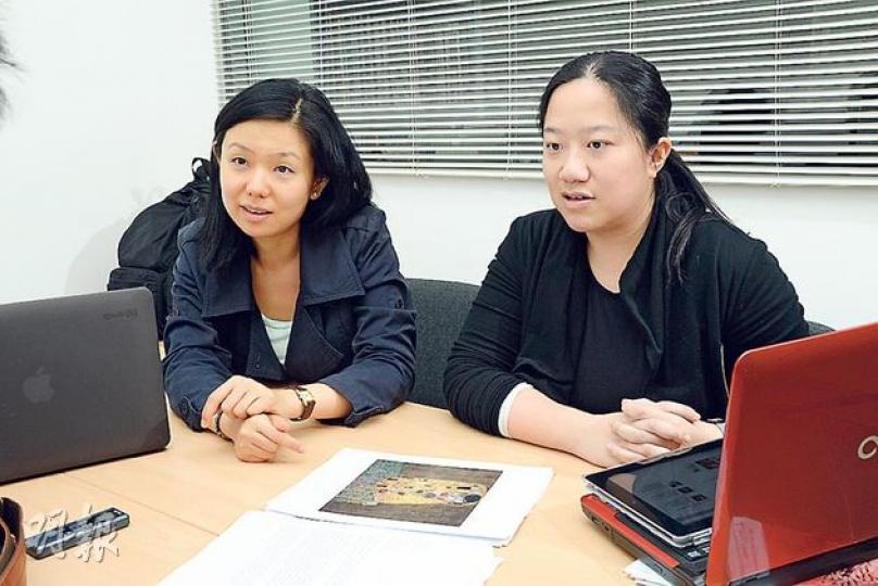 奧地利駐港領事館、康文署及兩名港大藝術系的學生Grace(左)和Candy(右)合作,藉為年輕策展人提供實習機會。(陳淑安攝) 奧地利駐港領事館、康文署及兩名港大藝術系的學生Grace(左)和Candy(右)合作,藉為年輕策展人提供實習機會。(陳淑安攝)