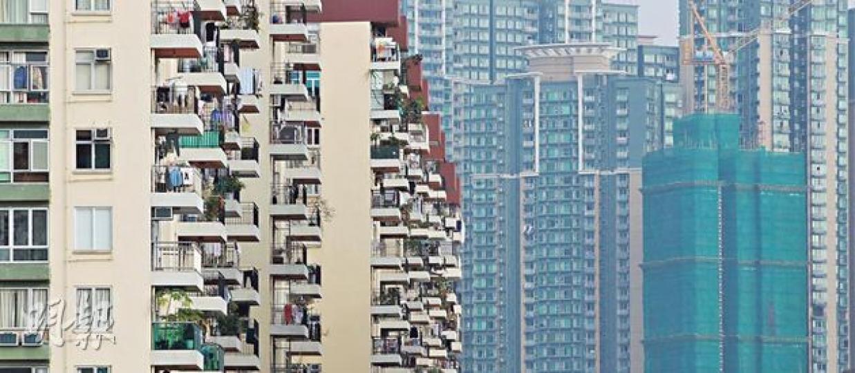 (李澤彤攝)從前的荔園現已成為住宅,包括盈暉臺(圖左)。(李澤彤攝)沒了泳棚沙灘,美孚卻多了一個荔枝角公園游泳池。(李澤彤攝)欄河外,九○年代以前仍有浪花拍岸,現在是樹蔭處處的大型公園。(李澤彤攝)天橋底原本有乒乓球桌等康樂設施,都給政府拆掉了。(李澤彤攝)地產店代替小商戶,進駐住宅下的地舖。(李澤彤攝)美孚老街坊Oscar,住在美孚已近40年。(李澤彤攝)(明報製圖) (李澤彤攝)從前的荔園現已成為住宅,包括盈暉臺(圖左)。(李澤彤攝)沒了泳棚沙灘,美孚卻多了一個荔枝角公園游泳池。(李澤彤攝)欄河外,九○年代以前仍有浪花拍岸,現在是樹蔭處處的大型公園。(李澤彤攝)天橋底原本有乒乓球桌等康樂設施,都給政府拆掉了。(李澤彤攝)地產店代替小商戶,進駐住宅下的地舖。(李澤彤攝)美孚老街坊Oscar,住在美孚已近40年。(李澤彤攝)(明報製圖)