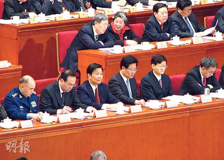 重慶市委書記孫政才(前排左二)、新疆自治區書記張春賢(左四)和廣東省委書記胡春華(右一)等政治局委員中的地方官員認真聽報告。(明報記者攝) 重慶市委書記孫政才(前排左二)、新疆自治區書記張春賢(左四)和廣東省委書記胡春華(右一)等政治局委員中的地方官員認真聽報告。(明報記者攝)