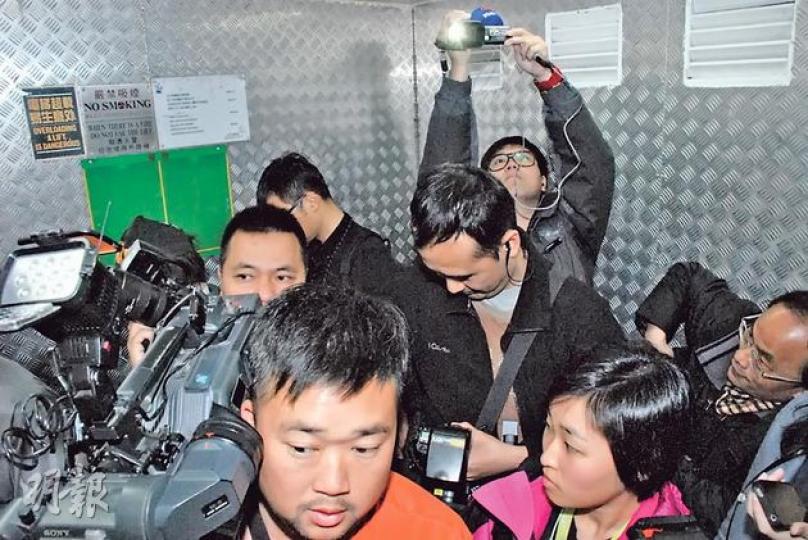 機電署人員及信科工程公司職員昨在官塘工業中心,檢查該中心多部由信科承辦維修的電梯和電梯機房,並有9名記者隨行,眾人在該中心二期搭 機電署人員及信科工程公司職員昨在官塘工業中心,檢查該中心多部由信科承辦維修的電梯和電梯機房,並有9名記者隨行,眾人在該中心二期搭