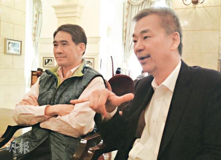 對於日後如何回應內地維權事件,政協新人鄧竟成(左)和湯顯明(右)均說對事件未完全了解前,發言要謹慎。(何曉勤攝) 對於日後如何回應內地維權事件,政協新人鄧竟成(左)和湯顯明(右)均說對事件未完全了解前,發言要謹慎。(何曉勤攝)