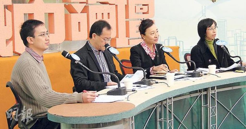 工黨立法會議員張超雄(左二)昨於《城市論壇》批評預算案「六年如一日」;會計師公會會長趙麗娟(右二)則認同曾俊華的穩健原則。左一為東區區議員李鎮強、右一為財經事務及庫務局副秘書長梁悅賢。(林景輝攝) 工黨立法會議員張超雄(左二)昨於《城市論壇》批評預算案「六年如一日」;會計師公會會長趙麗娟(右二)則認同曾俊華的穩健原則。左一為東區區議員李鎮強、右一為財經事務及庫務局副秘書長梁悅賢。(林景輝攝)