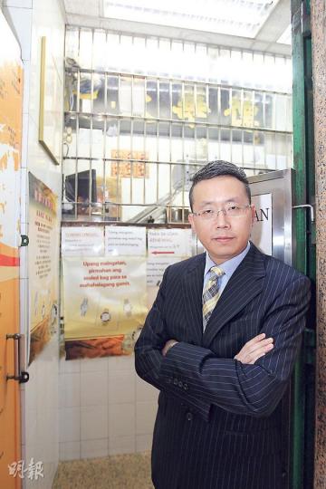今日中午截止認購的靄華押業將成為本港首家上市當舖,主席陳啟豪指出,經濟波動大對經營當舖有利。(郭慶輝 攝)靄華押業門面(郭慶輝 攝) 今日中午截止認購的靄華押業將成為本港首家上市當舖,主席陳啟豪指出,經濟波動大對經營當舖有利。(郭慶輝 攝)靄華押業門面(郭慶輝 攝)