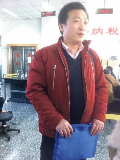 北京市民王先生稱，周末聽聞新國五條後頗擔心，未知何時會出台細則，故趕緊於昨日往房產交易中心辦理買樓手續，以免日後交更多的稅。（陳子凌攝）二手房交易者急於在政策正式執行前盡快完成交易，記者昨天在北京東城區房地產交易中心看到，室內人頭攢動，各窗口擠滿前來詢問新規及提前過戶的市民。（陳子凌攝）