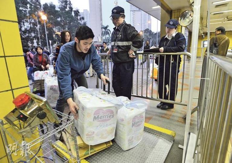自從限帶奶粉法例上周五生效後，上水港鐵站外水貨客明顯減少，不少人改為運送尿片北上。（鄧宗弘攝）