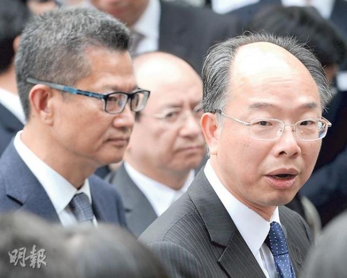 機電署長陳帆（右）昨出席公開活動後表示，署方將檢討沿用3年的升降機承辦商記分制，並嚴肅考慮是否將記分制與執法程序掛鈎。左為發展局長陳茂波。（劉焌陶攝）