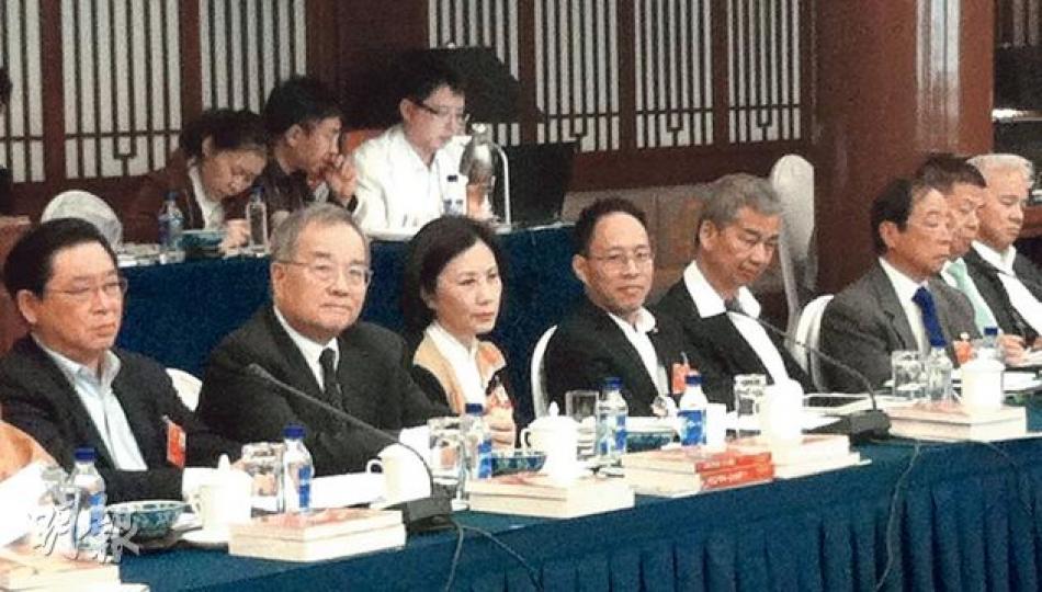 政協委員汪明荃（中）昨日出席政協分組討論時，要求政府就政改方案展開討論。其他政協包括湯顯明（右四）及林健鋒（左）。（黃振豪攝）
