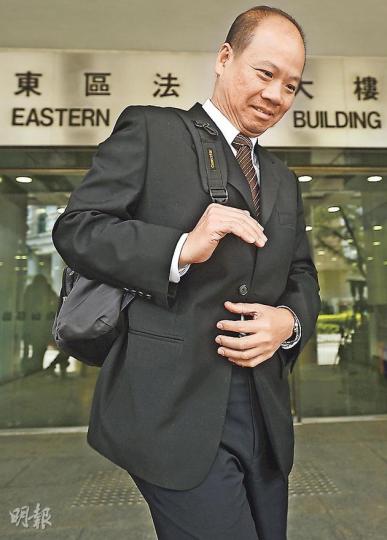 事發當天被派往火場增援的消防隊目王鎮強，沿前梯往天台期間，發現達7具屍體。在疏散天台住客後，王與隊員合力將屍體抬到花園街的臨時停屍間，其後參與辨認屍體程序。（余俊亮攝）