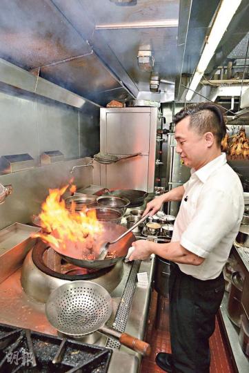 熱廚房裏師傅埋頭炒菜，因時控制火候，使出拋、爆、兜、炒本領，炒出一碟碟香氣誘人的鑊氣小菜。（葉思雅、陳淑安、林俊源攝）Paella de mariscos﹕先加入橄欖油、蒜蓉、番紅花、紅椒等調味，還有番茄醬、渾圓的Bomba米、龍蝦湯，後逐漸加入以橄欖油煎過的海鮮。平底鑊直接放在炭爐上高溫煮足大半小時，薄薄的飯底焦香，滲有微微煙熏香。（$496/3人分量，B）（葉思雅、陳淑安、林俊源攝）Iberico pork paella﹕飯內混入伊比利亞豬肉，味道鹹香。（$478/ 2人分量；B，不定時供應