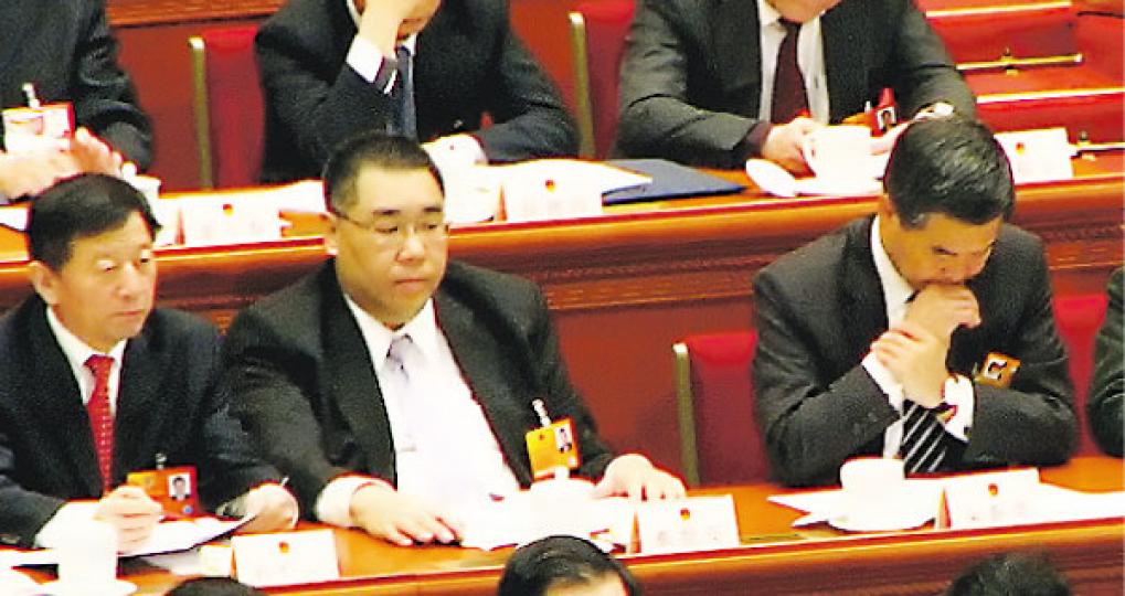 香港行政長官梁振英(右)和澳門行政長官崔世安(中)聽報告時神態各異。(明報記者攝) 香港行政長官梁振英(右)和澳門行政長官崔世安(中)聽報告時神態各異。(明報記者攝)