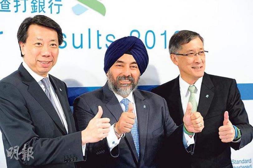 渣打集團去年面對巨額美國監管和解費,仍力保盈利連續第十年增長,圖為渣打香港行政總裁洪丕正(左),集團執行董事兼亞洲區行政總裁白承睿(中)及亞洲區財務總監馮隆春。(尹錦恩攝) 渣打集團去年面對巨額美國監管和解費,仍力保盈利連續第十年增長,圖為渣打香港行政總裁洪丕正(左),集團執行董事兼亞洲區行政總裁白承睿(中)及亞洲區財務總監馮隆春。(尹錦恩攝)