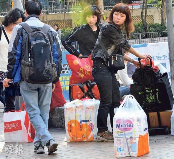 限帶奶粉新例實施後,上水港鐵站一帶的水貨客不再大批運送奶粉,不少都改為運送嬰兒尿片。(劉焌陶攝) 限帶奶粉新例實施後,上水港鐵站一帶的水貨客不再大批運送奶粉,不少都改為運送嬰兒尿片。(劉焌陶攝)