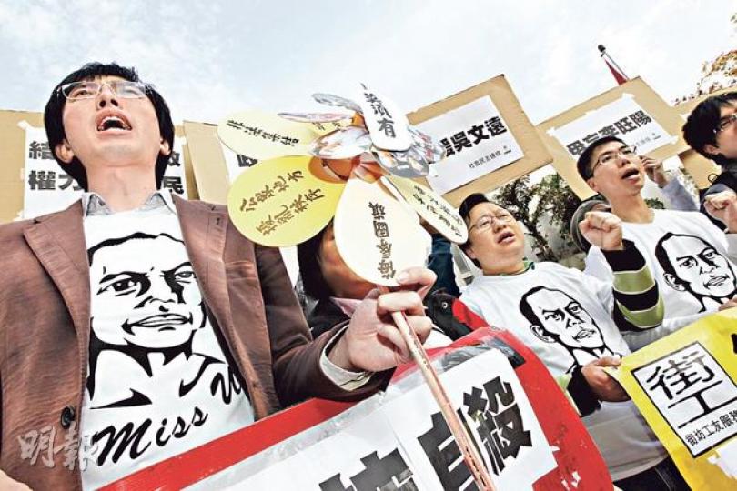 去年國家主席胡錦濤車隊經過東涌東交匯處時,社民連副主席吳文遠(左一)脫下身上的「李旺陽I Miss You」T恤(與圖中吳所穿的相同)拋向車隊,昨就公眾妨擾罪受審。開庭前,一眾社民連成員等支持者在庭外聲援。(李紹昌攝) 去年國家主席胡錦濤車隊經過東涌東交匯處時,社民連副主席吳文遠(左一)脫下身上的「李旺陽I Miss You」T恤(與圖中吳所穿的相同)拋向車隊,昨就公眾妨擾罪受審。開庭前,一眾社民連成員等支持者在庭外聲援。(李紹昌攝)