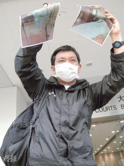 家屬代表吳致霖昨在庭外高舉其母當天入院後的照片,大呼「我有證據」。(陳倢朗攝) 家屬代表吳致霖昨在庭外高舉其母當天入院後的照片,大呼「我有證據」。(陳倢朗攝)