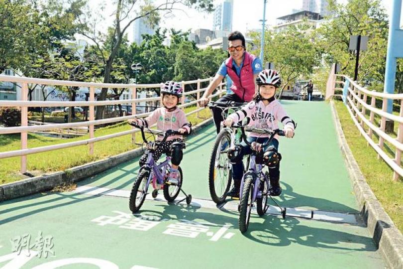 (陳淑安攝)家長可到單車亭為小朋友添購頭盔、護踭及護膝,以策安全。(陳淑安攝)何兆麟(左)提醒小朋友,如需減速和停車,需雙手按實左右兩邊的煞車掣。(陳淑安攝)認識道路標記及標誌,可保障踏單車人士及其他道路使用者的安全。(陳淑安攝)(陳淑安攝)(明報製圖) (陳淑安攝)家長可到單車亭為小朋友添購頭盔、護踭及護膝,以策安全。(陳淑安攝)何兆麟(左)提醒小朋友,如需減速和停車,需雙手按實左右兩邊的煞車掣。(陳淑安攝)認識道路標記及標誌,可保障踏單車人士及其他道路使用者的安全。(陳淑安攝)(陳淑安攝)(明報製圖)
