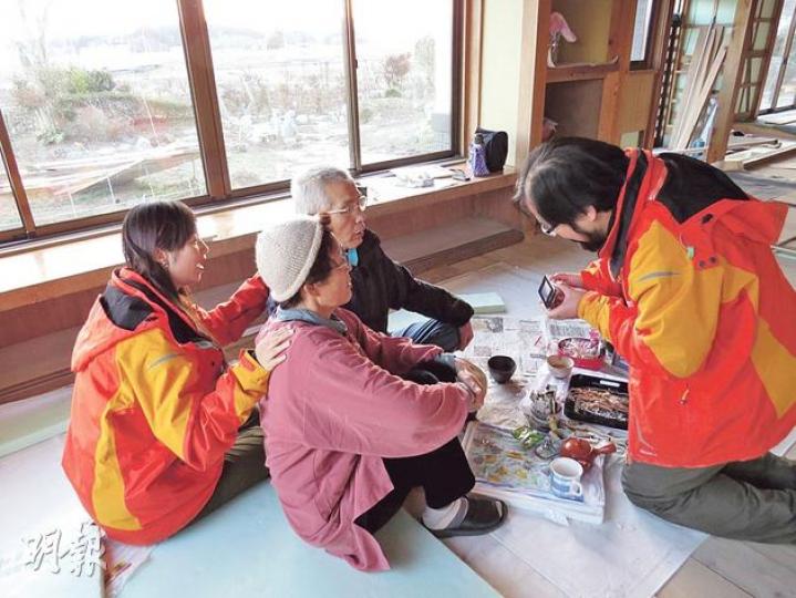 香港災後心理輔導協會成員探訪日本災民森氏夫婦(中),為他們的生活加油打氣。(吳克穎攝)福島災民森太太手持海嘯當日照片,與現今地貌作比較。雖已事過境遷,但她至今仍不敢和丈夫重走當天逃生上山的路。(吳克穎攝) 香港災後心理輔導協會成員探訪日本災民森氏夫婦(中),為他們的生活加油打氣。(吳克穎攝)福島災民森太太手持海嘯當日照片,與現今地貌作比較。雖已事過境遷,但她至今仍不敢和丈夫重走當天逃生上山的路。(吳克穎攝)