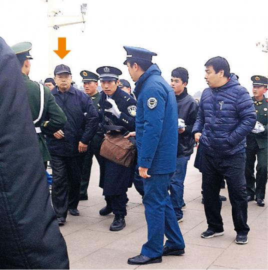 撒傳單的男子(箭嘴示)即時被大批公安、便衣包圍,隨即被帶走。(明報記者攝)如十八大時的做法一樣,北京的士後排的車窗搖柄又被卸下。(明報記者攝)一男一女兩名警察,分別站在巴士車廂前後。(明報記者攝) 撒傳單的男子(箭嘴示)即時被大批公安、便衣包圍,隨即被帶走。(明報記者攝)如十八大時的做法一樣,北京的士後排的車窗搖柄又被卸下。(明報記者攝)一男一女兩名警察,分別站在巴士車廂前後。(明報記者攝)