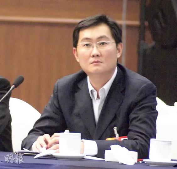 首次擔任全國人大廣東省代表的騰訊總裁馬化騰,昨日便趁兩會作出反擊,提出釜底抽薪建議,要求由政府介入建網絡,以減低用戶成本。(陳子凌攝) 首次擔任全國人大廣東省代表的騰訊總裁馬化騰,昨日便趁兩會作出反擊,提出釜底抽薪建議,要求由政府介入建網絡,以減低用戶成本。(陳子凌攝)
