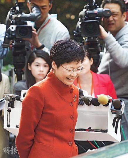 政務司長林鄭月娥昨稱,理解不少港媽為「撲奶粉」而不安焦慮,故迫不得已引入新例,否則會把焦慮和不安投射到內地人。(李紹昌攝) 政務司長林鄭月娥昨稱,理解不少港媽為「撲奶粉」而不安焦慮,故迫不得已引入新例,否則會把焦慮和不安投射到內地人。(李紹昌攝)