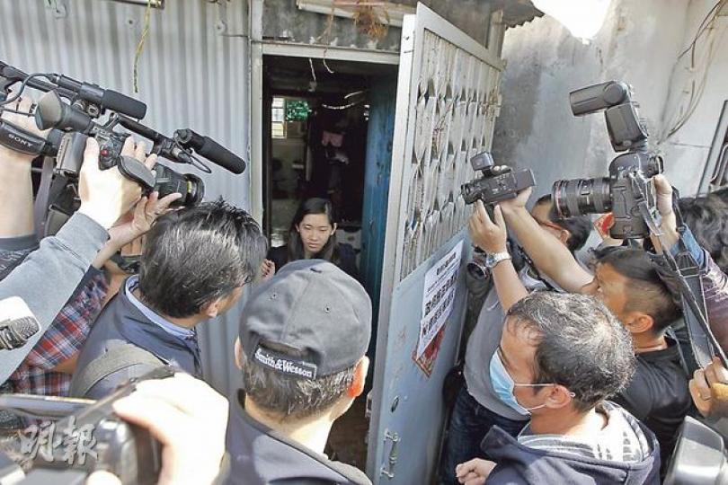 執達吏昨第四度登上深水埗通州街280號天台收樓,但因有孕婦(圖中門後)擾攘10分鐘方願意開門,為免強行收樓令該孕婦受驚,決定再押後收樓。(李澤彤攝)懷有5個多月身孕的梁太(左)1月才與丈夫梁先生(右)結婚,並從深圳遷到通州街天台屋定居,未料不足兩個月便遇上執達吏上門收樓,並稱在驚慌下拒絕開門。(李澤彤攝) 執達吏昨第四度登上深水埗通州街280號天台收樓,但因有孕婦(圖中門後)擾攘10分鐘方願意開門,為免強行收樓令該孕婦受驚,決定再押後收樓。(李澤彤攝)懷有5個多月身孕的梁太(左)1月才與丈夫梁先生(右)結婚,並從深圳遷到通州街天台屋定居,未料不足兩個月便遇上執達吏上門收樓,並稱在驚慌下拒絕開門。(李澤彤攝)