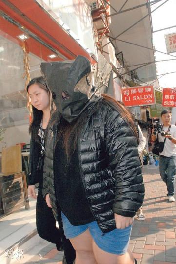 涉以美女相片及假網名誘使男網友借出戶口的16歲女學生，利用男網友戶口接受受騙顧客支付的訂貨訂金，涉嫌訛騙被捕，昨遭探員帶返其觀塘寓所搜屋。（雲錦鋒攝）