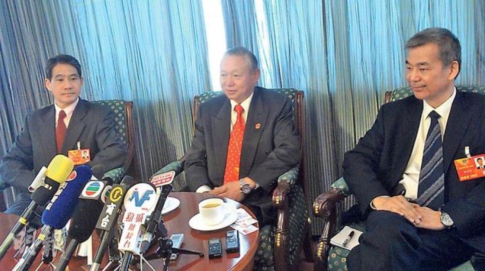 同樣紀律部隊出身嘅鄧竟成(左起)、李少光同湯顯明,家分別擔任政協委員、人大代表,噚日同記者講吓做新丁嘅感受。(黃振豪攝) 同樣紀律部隊出身嘅鄧竟成(左起)、李少光同湯顯明,家分別擔任政協委員、人大代表,噚日同記者講吓做新丁嘅感受。(黃振豪攝)