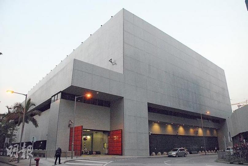 九龍灣匯豐金庫昨日被一輛客貨車「套假牌」突破第一道保安關卡，最終保安員揭發客貨車前後車牌不符，車上兩男女因涉嫌行使虛假文書被拘捕。（雲錦鋒攝）