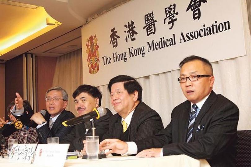 醫學會表態不支持政府劃一禁止3歲以下嬰兒奶粉賣廣告，促請政府將規管縮減至1歲以下，另行立法規管失實廣告。該會會長謝鴻興（左一）及副會長陳以誠（左二）同為兒科醫生。（林俊源攝）