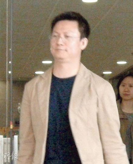 有份經營事發唐樓對出、花園街268號排檔的馬達文，事發前約3年更改電表箱位置，但未就此知會中電或機電署。他昨離庭時拒絕回答記者提問。（陳倢朗攝）