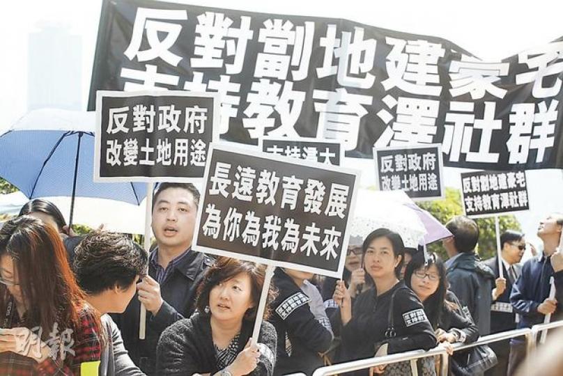 逾200名浸大師生昨到九龍城區議會門前示威，反對政府將前李惠利校舍地皮轉作興建豪宅，要求政府撥予浸大興建中醫院，其間師生多次高叫「反對劏地建豪宅支持教育澤社群」等口號。（李紹昌攝）規劃署九龍規劃專員龍小玉（左）稱，前李惠利校舍地皮將計劃興建500個面積為800呎的單位，強調不是用作興建豪宅。（李紹昌攝）（明報製圖）